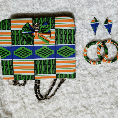 Image du produit : Ensemble sac, bracelets et boucles d'oreilles personnalisés en tissu africain