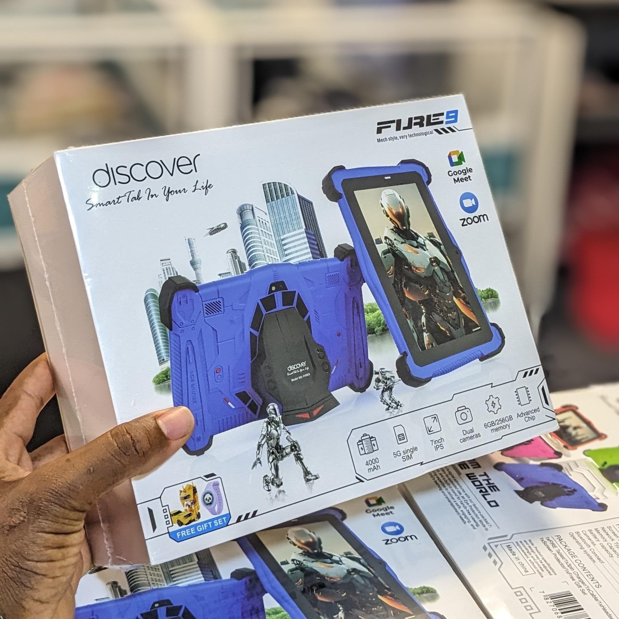 Image de tablette pour enfant qui prend la sim