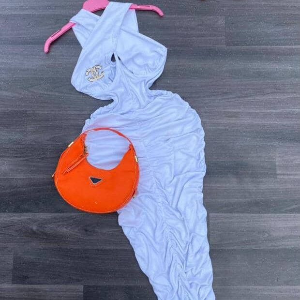 Image de robe sexy ouverte au niveau de la poitrine