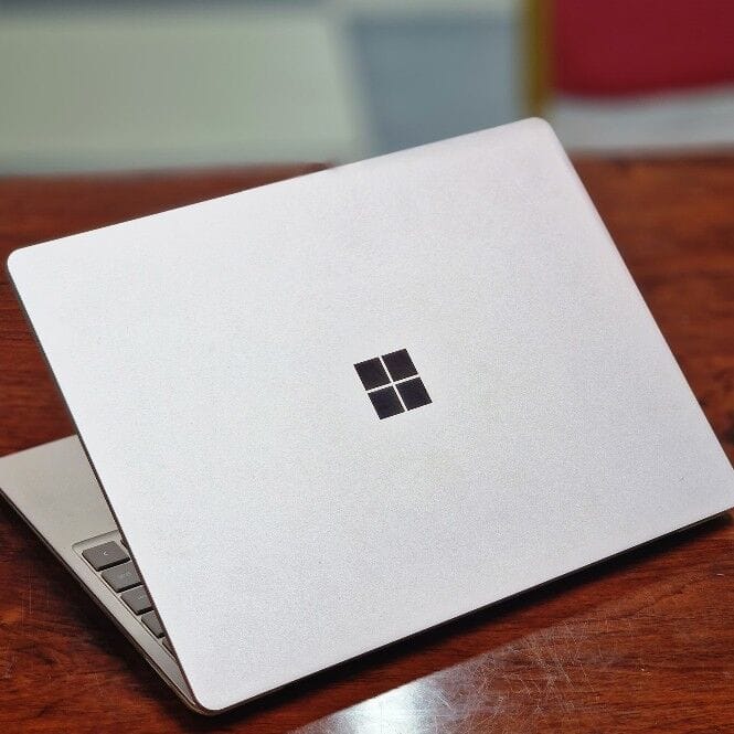 Image de Surface laptop GO