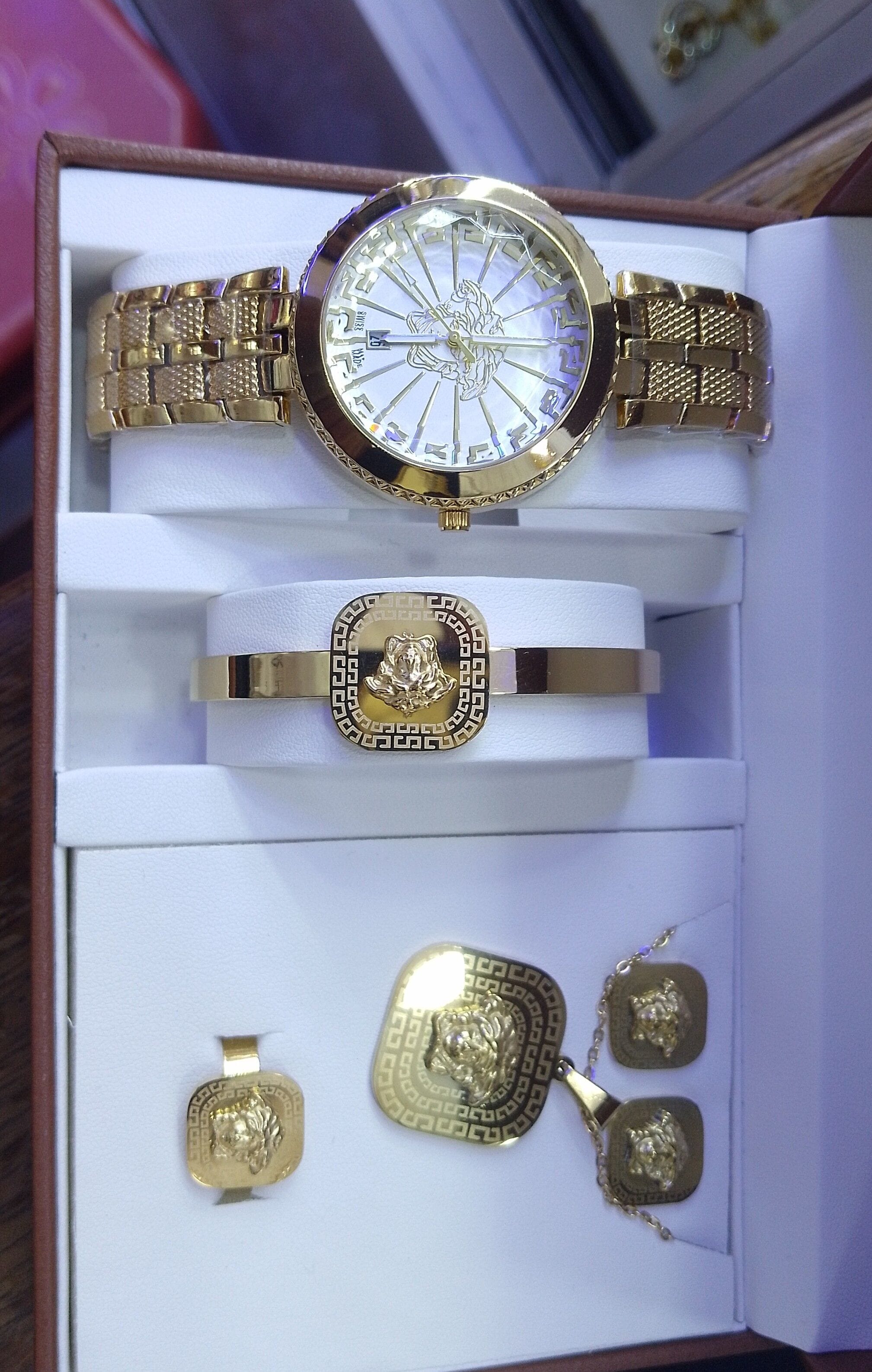 Image de Ensemble montre avec sa boite