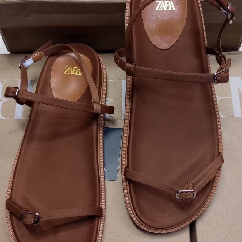 Image de pieds nus zara