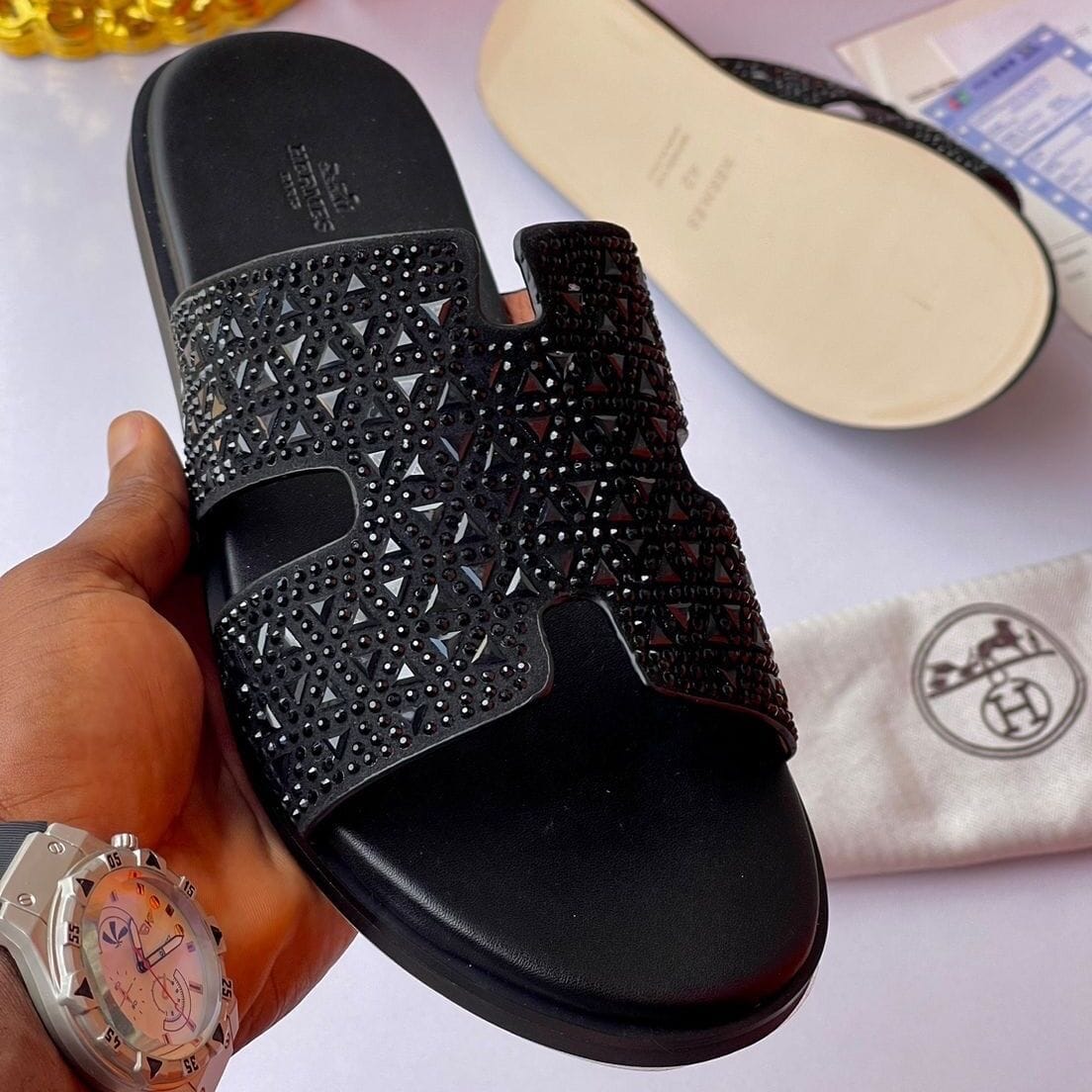 Image de babouches hermès avec carton