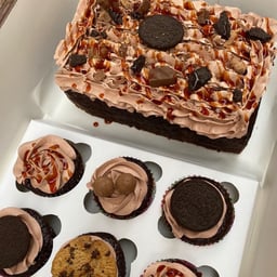 Image du produit Boîte Assortie de Gâteau au Chocolat et de Cupcakes