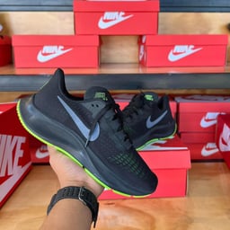 Image du produit Chaussures de Course Nike Noires et Grises avec Détail 'RUN'