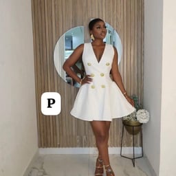 Image du produit Élégante robe blazer blanche avec boutons dorés