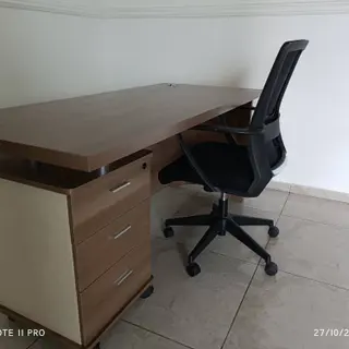 Photo 2 du produit  - Une table et une chaise