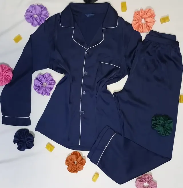 Image de Ensemble pyjamas en satin (chemise - pantalon)