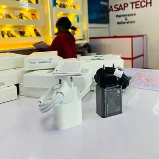 Product image attachment 1 - iPhone charger (fast charger)