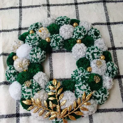 Product image attachment 1 - Wreath- dark green & white