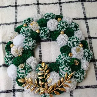 Product image attachment 1 - Wreath- dark green & white