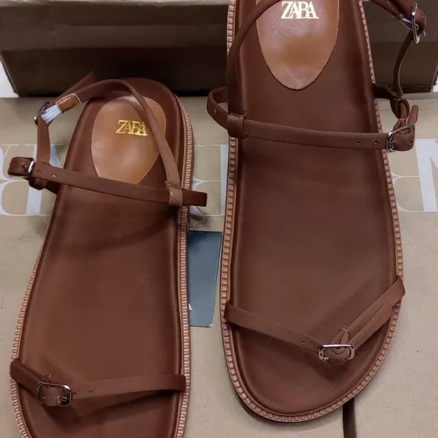 Image de pieds nus zara
