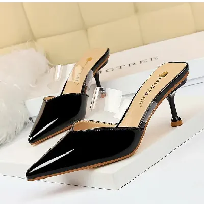 Image de mules noires à talons bas