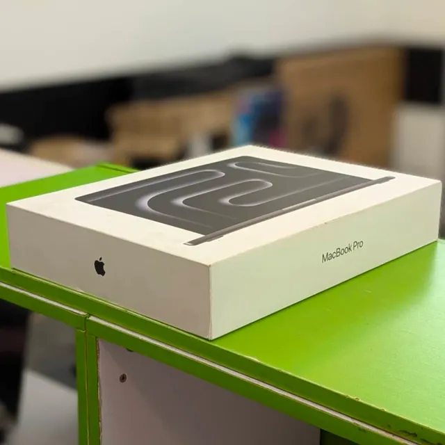 Image de MacBook pro M4 (2024) 1To SSD/48G RAM neuf scellé