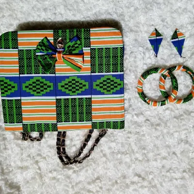Image de Ensemble sac, bracelets et boucles d'oreilles personnalisés en tissu africain