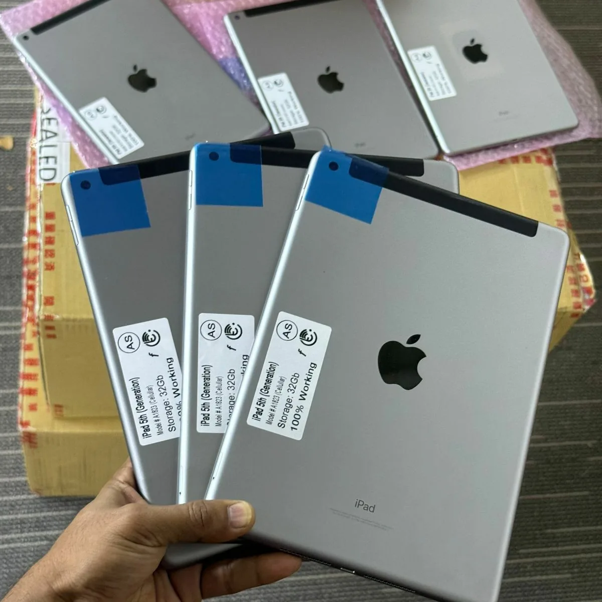 Product image attachment 1 - IPAD 5 5TH GENERATION 32G 10 INCH