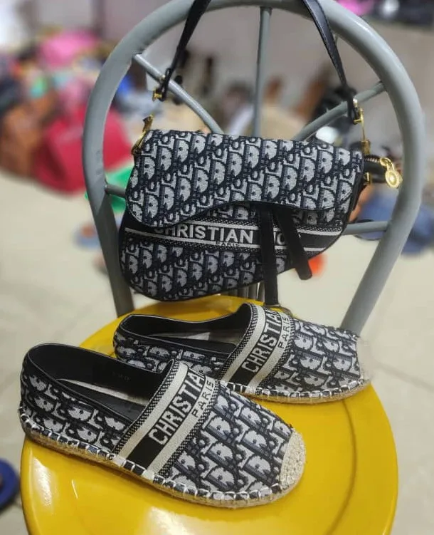 Photo 1 du produit - Chaussures et sac pour dames